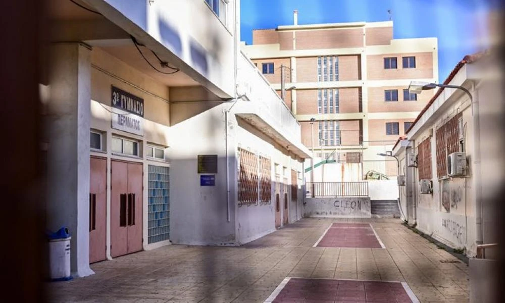 Πέραμα: Πως συνέβη η πτώση της 14χρονης από τον 3ο όροφο- Τι δήλωσαν η συμμαθήτρια κι ο αδερφός της